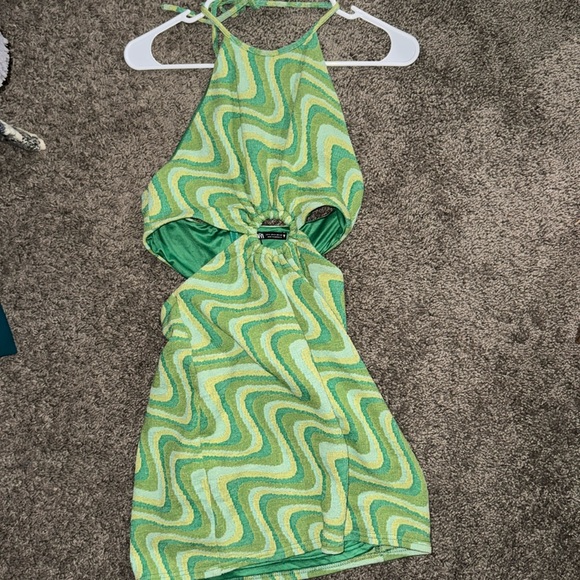 Zara cut our halter dress - Picture 4 of 8